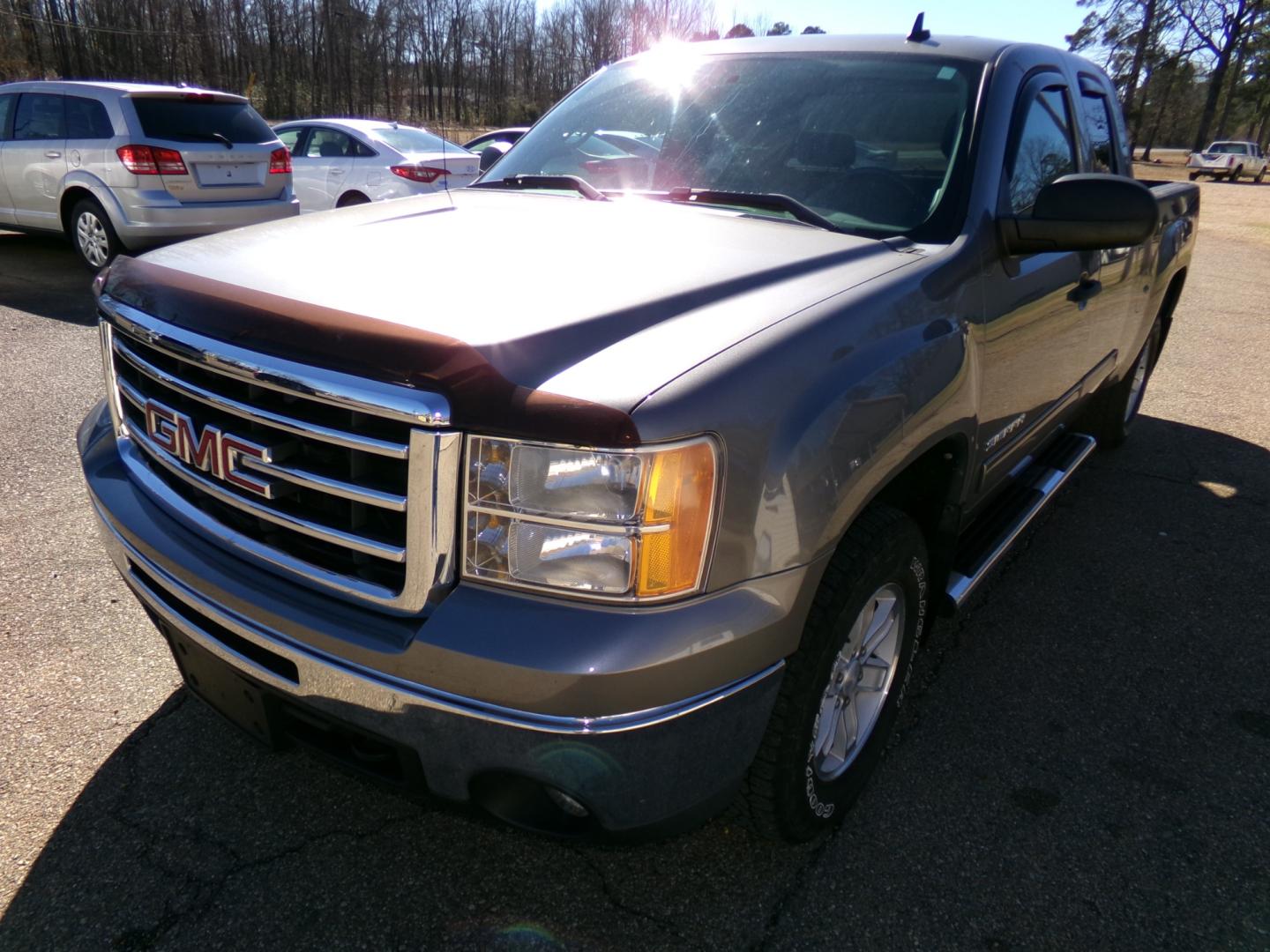 2012 Magna Steel Meetallic /Black GMC Sierra 1500 SLE Ext. Cab 4WD (1GTR2VE70CZ) with an 5.3L V8 OHV 16V FFV engine, 6-Speed Automatic transmission, located at 401 First NE, Bearden, AR, 71720, (870) 687-3414, 33.726528, -92.611519 - Photo#19